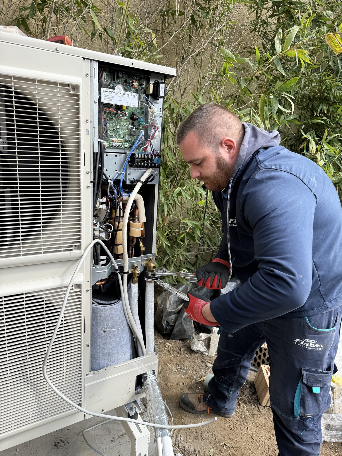 Kültéri klímaegység elektromos és csőbekötése